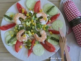 Salade d'avocat aux crevettes, asperges, tomates et concombre