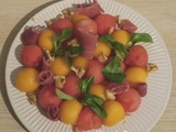 Salade de billes de melon et pastèque au jambon cru et noix