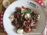 Salade de lentilles aux tomates, lardons, chorizo croustillant et mozzarella