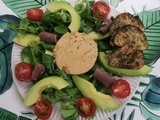 Salade de mâche au foie gras, magret fumé, avocat et pain grillé
