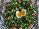 Salade de mâche au saumon fumé, chorizo et œuf mollet