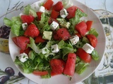 Salade de pastèque à la feta, aux tomates, avocat et fraises