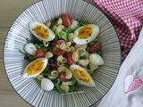 Salade de pâtes aux petits pois, haricots verts, tomates cerise, mozzarella et œufs durs