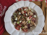 Salade de quinoa au poivron et oignon grillés, concombre, tomates feta et rôti de poulet
