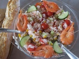 Salade de riz aux crevettes, concombre et tomates