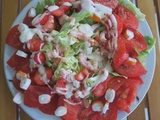 Salade de tomates aux crevettes, fraises, surimi et feta