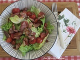 Salade verte à la poitrine fumée, tomates cerises et parmesan