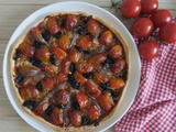 Tarte aux tomates black cherry, oignons, olives et anchois sur sauce tomate et parmesan