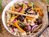 Bol de nouilles asiatiques au poulet, shiitakés et légumes croquants