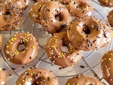 Mini donut au chocolat au lait à la machine