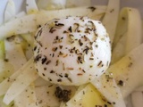 Mozzarella marinée aux herbes de Provence sur lit de courgettes