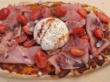Pinsa romaine gourmande au jambon cru, tomates séchées et burrata