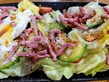 Salade de crudités et allumettes de bacon