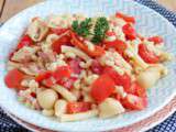 Salade de pâtes aux poivrons marinés, lardons fumés, tomates
