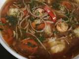 Soupe asiatique aux crevettes tigrées, champignons et poivrons