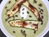 Soupe au brocoli et à la courgette avec des rubans de courgette et des graines de courge