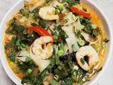 Soupe Thaï crevettes, poivrons, pak choï, haricots plats et curry rouge