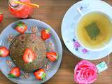 Petit déjeuner : Bowlcake au sarrasin et à l'huile de coco, thé vert, fruits rouges