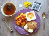 Petit déjeuner santé - thé vert, salade d'orange baies de goji, pain complet camenbert