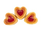 Muffins en forme de cœurs garnis de coulis de fraise