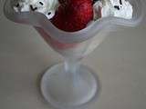 Coupe glacée à la fraise et chantilly