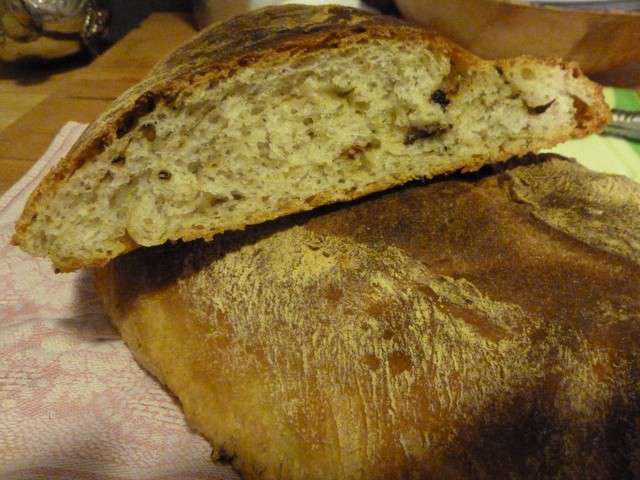 Pain sur poolish à l'huile d'olive, ail, thym, sumac et olives