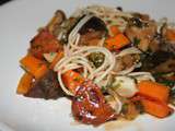 Petit wok avec petits restes (carottes, chorizo fort, shitakés, nouilles de riz, coriandre)