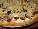 Pizza à la saucisse arménienne, tomate séchée et mozza