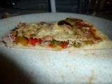 Pizza à la tomate, aux poivrons et au thon