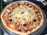 Pizza au thon, aux trois fromage et à l'huile d'olives vertes