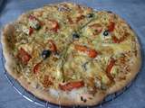 Pizza aux fromages de chèvre, ail et fines herbes, emmental, décor poivron rouge et haricots verts