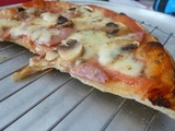 Pizza champignons bacon mozzarelle au four à pizza