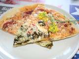 Pizza chorizo, salade sauvage, oignon frais, tomate, aux fromages de brebis et emmental