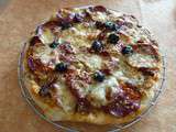 Pizza chorizo, tomate séchée, chèvre et mozzarelle