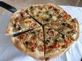 Pizza pancetta fromage au poivre,mozzarelle et tomate (sur pierre)