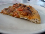 Pizza pâte au levain naturel oignon chorizo mozza tomate herbes