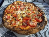 Pizza sicilienne tomate ail piment câpres et mozzarelle