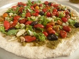 Pizza vg avec légumes sauvages et tomates du jardin