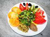 Salade aux quatre tomates, feuilles de chêne, pourpier, courgette lacto fermentée, caviar d'aubergine