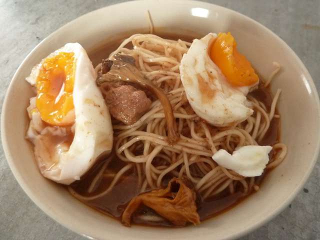 Ramen: bouillon japonais et nouilles soba, œuf mollet et porc grillé aux  épices - Recette par United Colours of Macarons