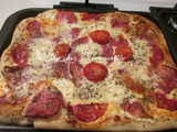 Pizza crémée au chorizo, salami, mozza, provolone, jambon fumé et origan