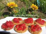 Tartelettes pâte maison aux fraises Mara Cirano du jardin sur compotée de pommes
