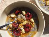 Porridge de chia & lait de coco aux cerises, passion & macadamia