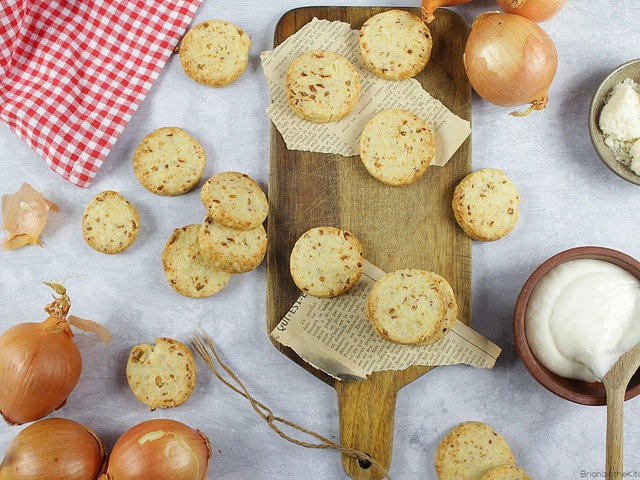 Biscuits apéritifs à la crème et oignon - Amandine Cooking