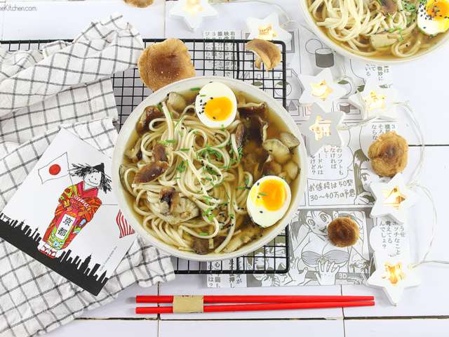 Ramen: bouillon japonais et nouilles soba, œuf mollet et porc grillé aux  épices - Recette par United Colours of Macarons