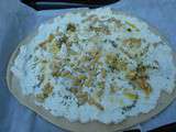 Pizza blanche : ricotta, parmesan, fromage de chèvre frais et pignons de pin