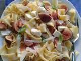 Salade de pâtes, figues fraîches, jambon de Parme et mozarella, copeaux de parmesan