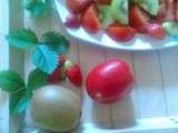 Salade de tomates, fraises et kiwis