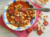 Soupe espagnole de légumes au chorizo, tomates, courgette et pois chiches