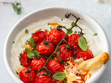 Dip de tomates cerises rôties et yaourt grec au basilic